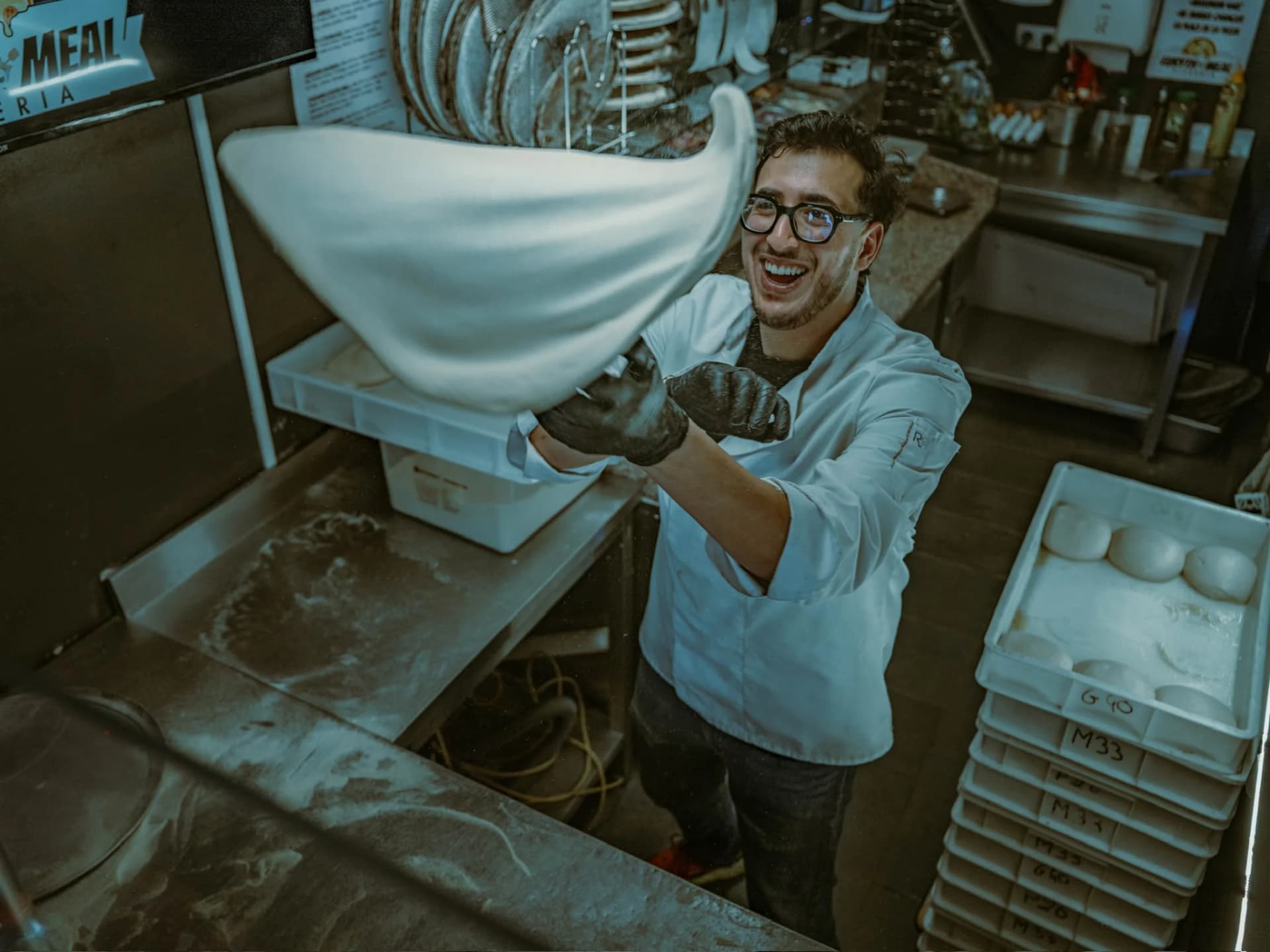 Notre pizzaiolo lance la pâte fraîche dans l'atelier Euryth'meal à Montauban